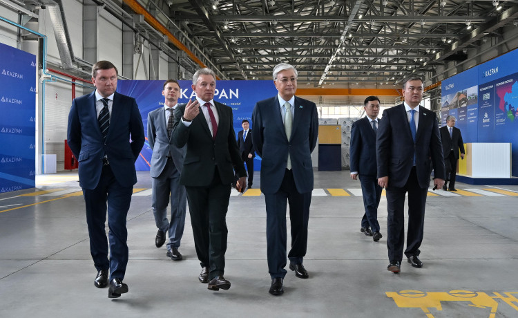 Qasym-Jomart Toqaev KazPan sendvıch-panelderin óndiretin zaýytty aralap kórdi