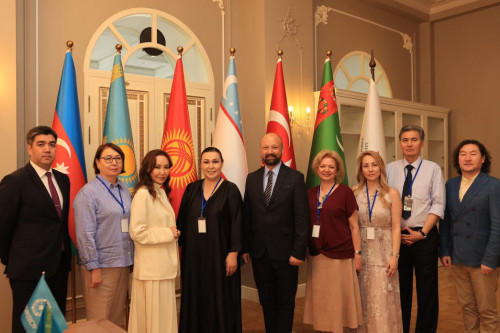 Almatyda túrki opera óneriniń festıvali ótti