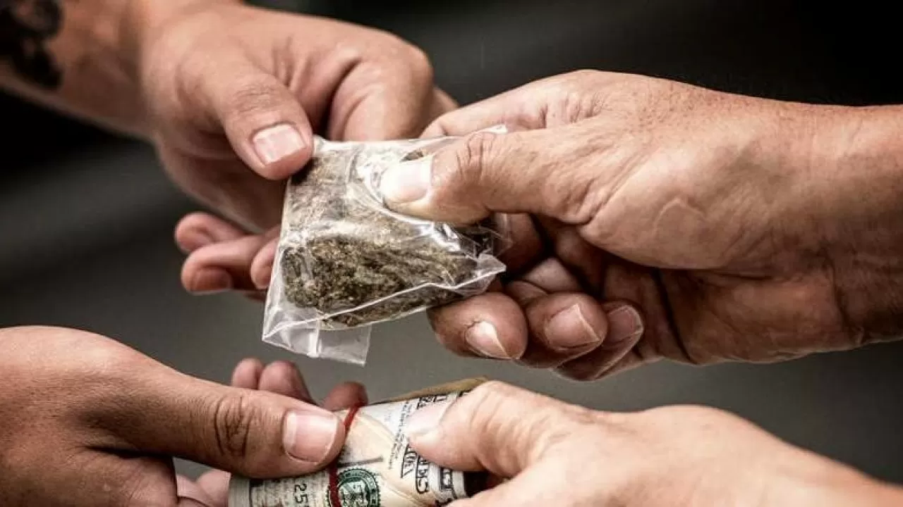 Aqmola oblysynda jumys ornynda esirtki satqan er adam ustaldy