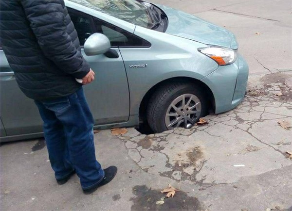 Shuńqyrǵa túsip ketken mashınany qutqarýshylar shyǵardy