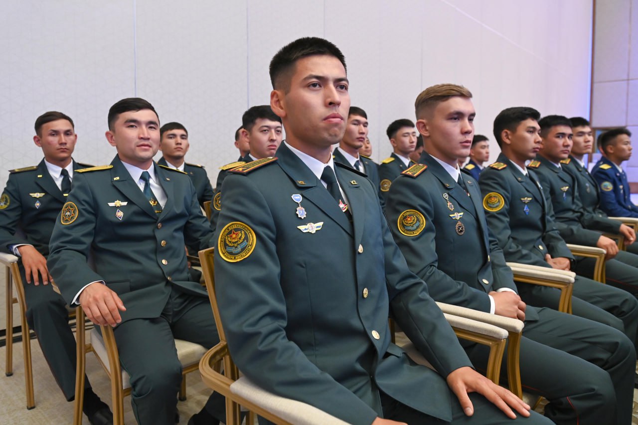 Úzdik kýrsanttarǵa «aǵa leıtenant» ataǵy beriledi