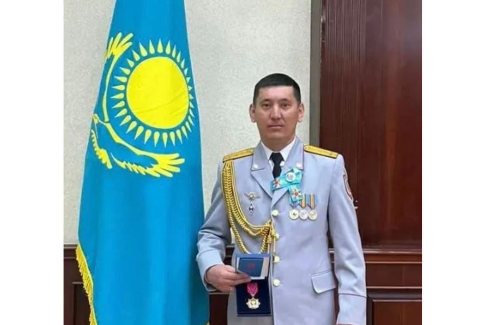 Toǵyz adamdy ólimnen qutqarǵan polıseı