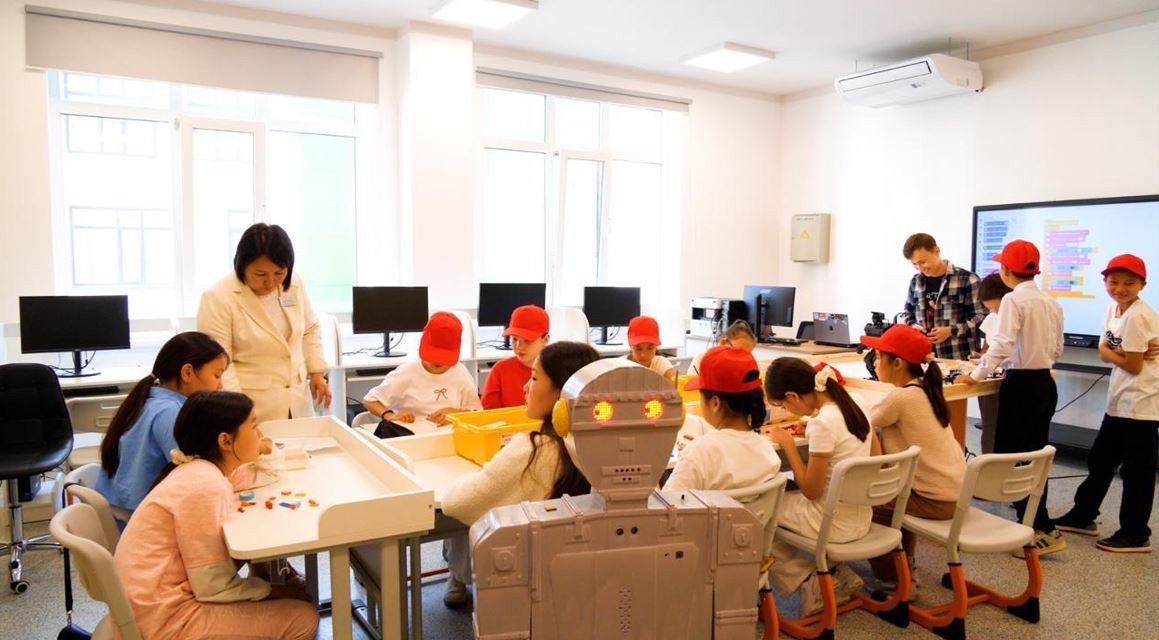 Balalar aqyldy robotpen kezdesti