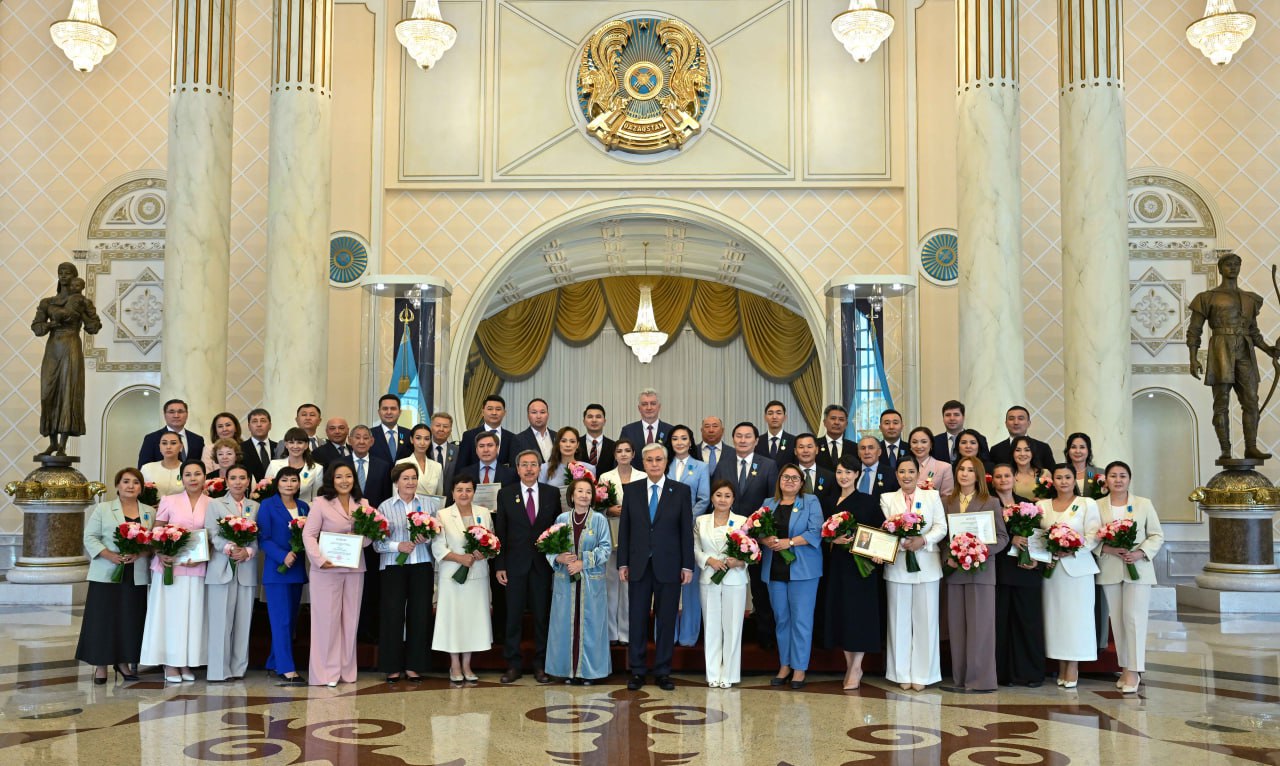 Prezıdenttiń qolynan marapat alǵan jýrnalıster belgili boldy