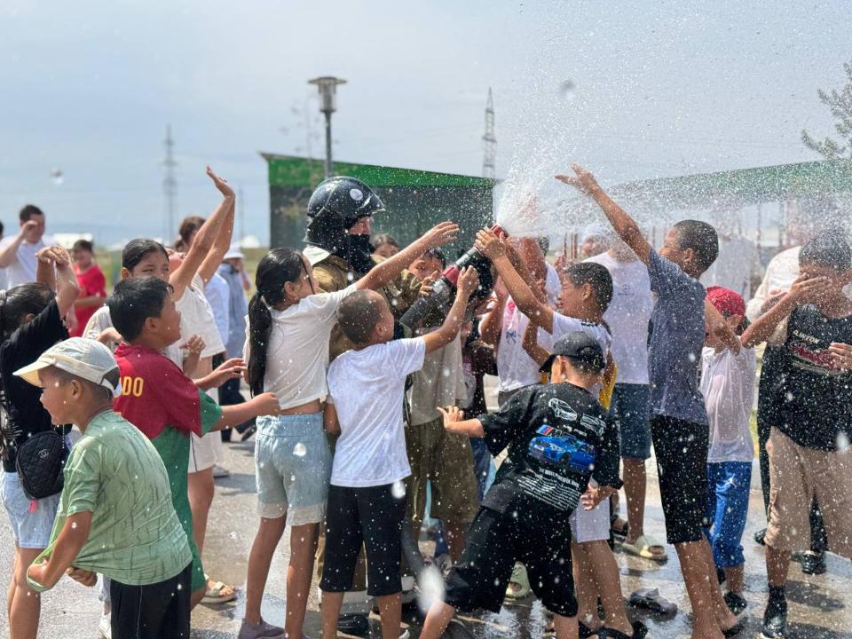 Qutqarýshylar balalarǵa TJ kezindegi qaýipsizdik sharalaryn úıretedi