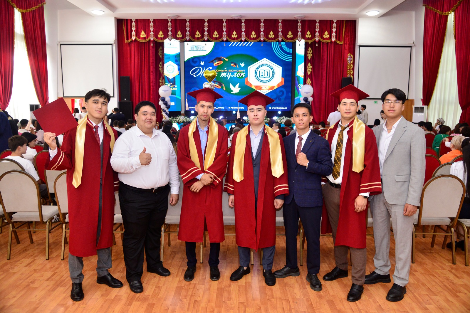 Abaı ýnıversıteti dıplom tabystaý rásimin bastady