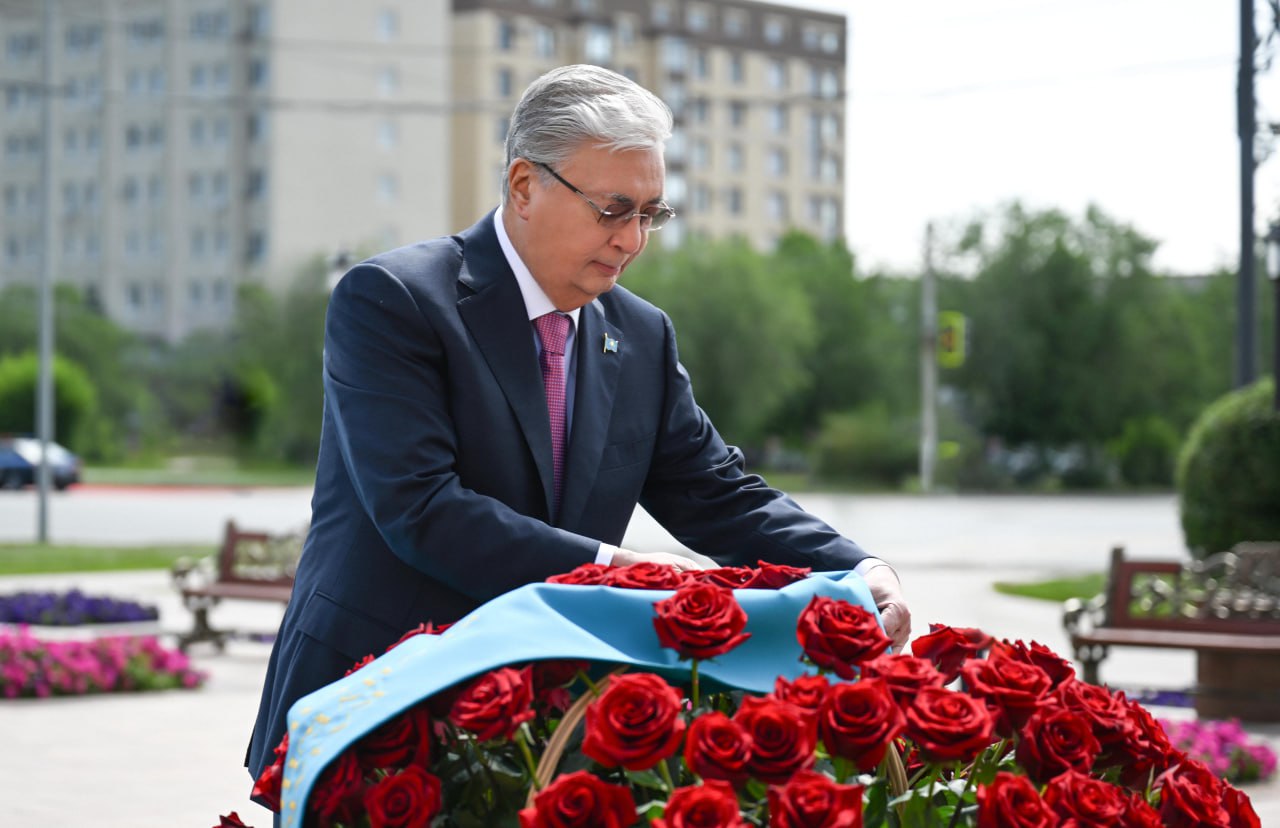 Prezıdent Álııa Moldaǵulovanyń eskertkishine gúl shoǵyn qoıdy