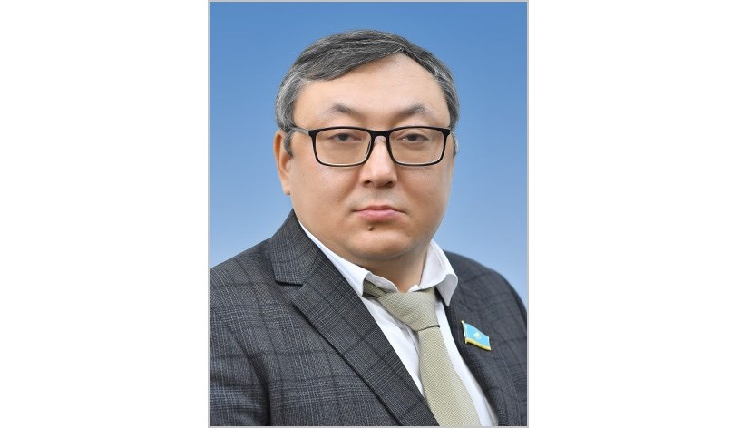 Depýtat: jumysshylardyń mártebesin sózben emes, ispen kóterý kerek