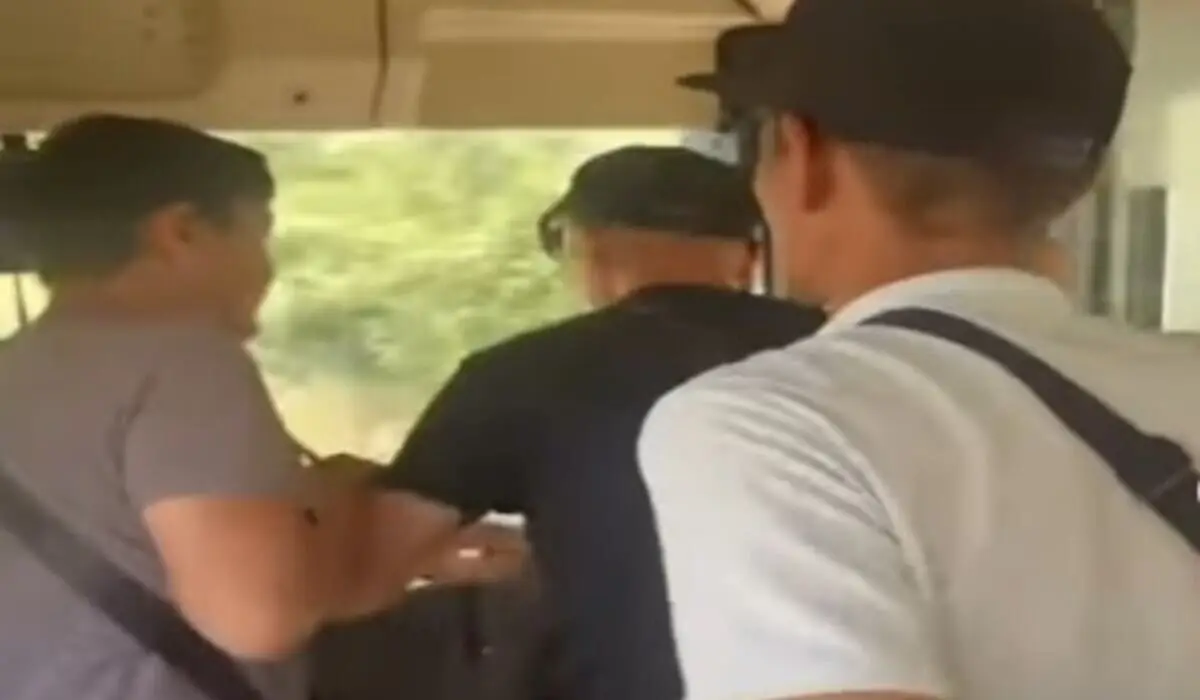 Semeıde avtobýs júrgizýshisin balaǵattaǵan er adam qamaldy