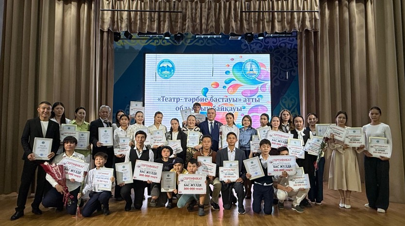 Teatr sahnasynda – oqýshylar