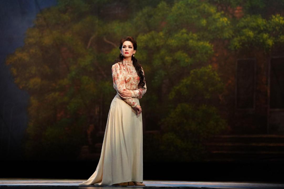 Áıgili opera ánshisi Qytaı sahnasynda óner kórsetedi