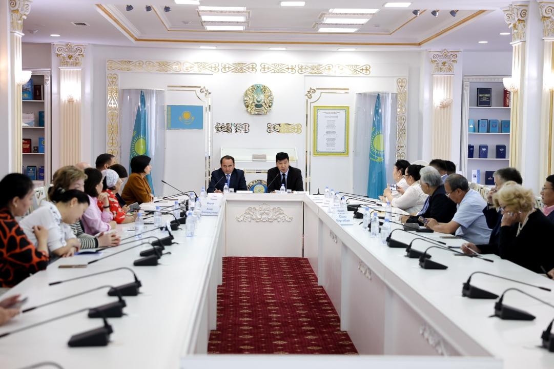 «Adamzattyń bárin súı...»