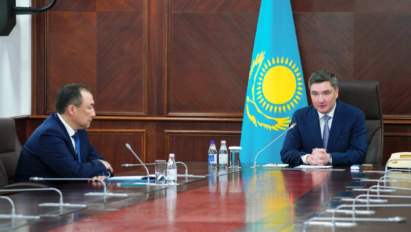 Oljas Bektenov  jańa mınıstrdi tanystyrdy