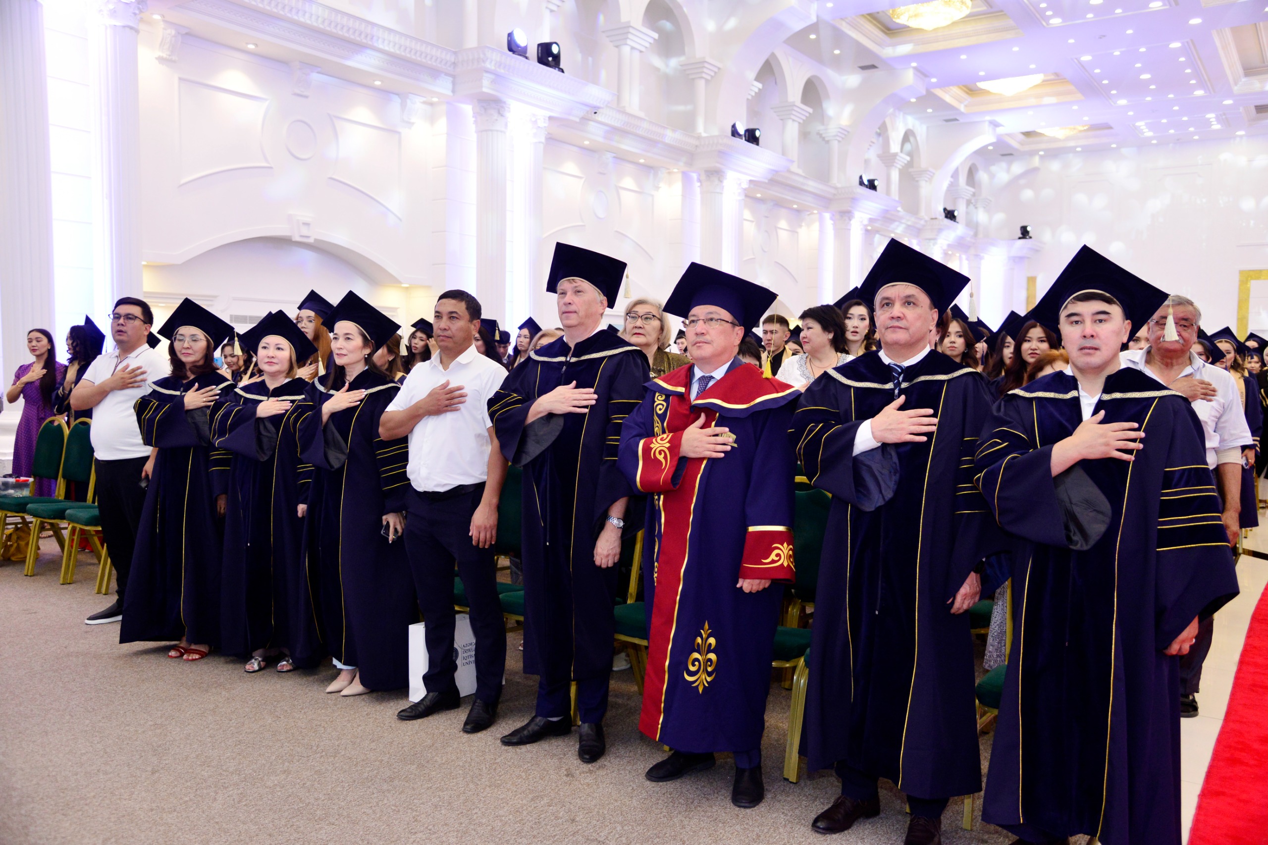 Abaı atyndaǵy QazUPÝ túlekterine dıplom tabystaldy