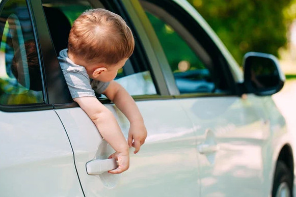 Balabaqsha balalary mingen kólik avtobýsqa soqtyǵysqan