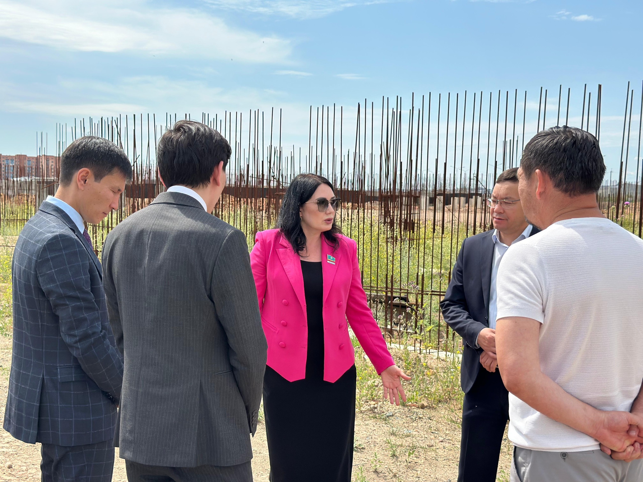 Májilis depýtaty Kókshetaýda salynyp jatqan ońaltý ortalyǵyna bardy