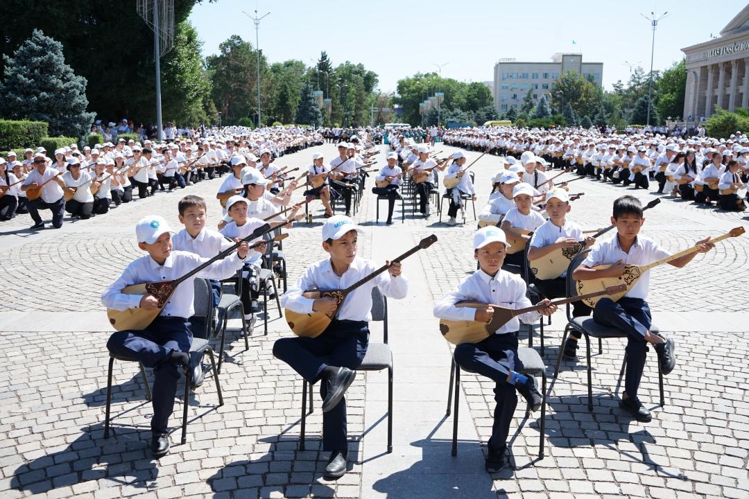 Bir sátte bes myń adam kúı tartty