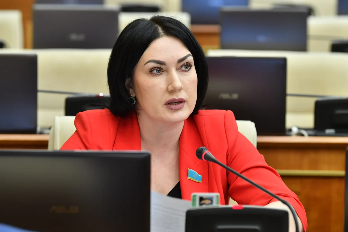 Halyq únine qulaq túrdi