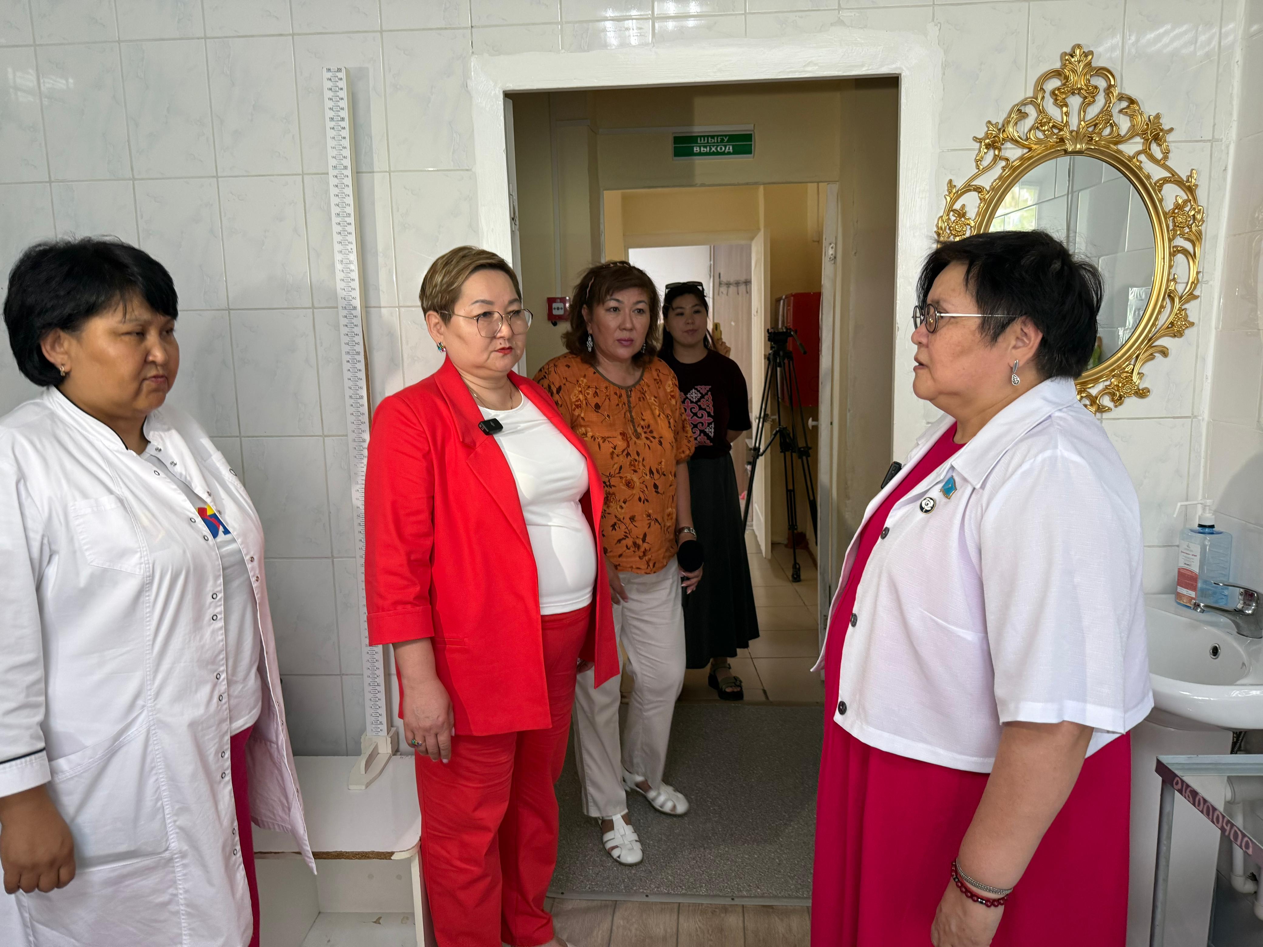 Májilis depýtaty Pavlodardaǵy daǵdarys ortalyǵynyń jumysymen tanysty