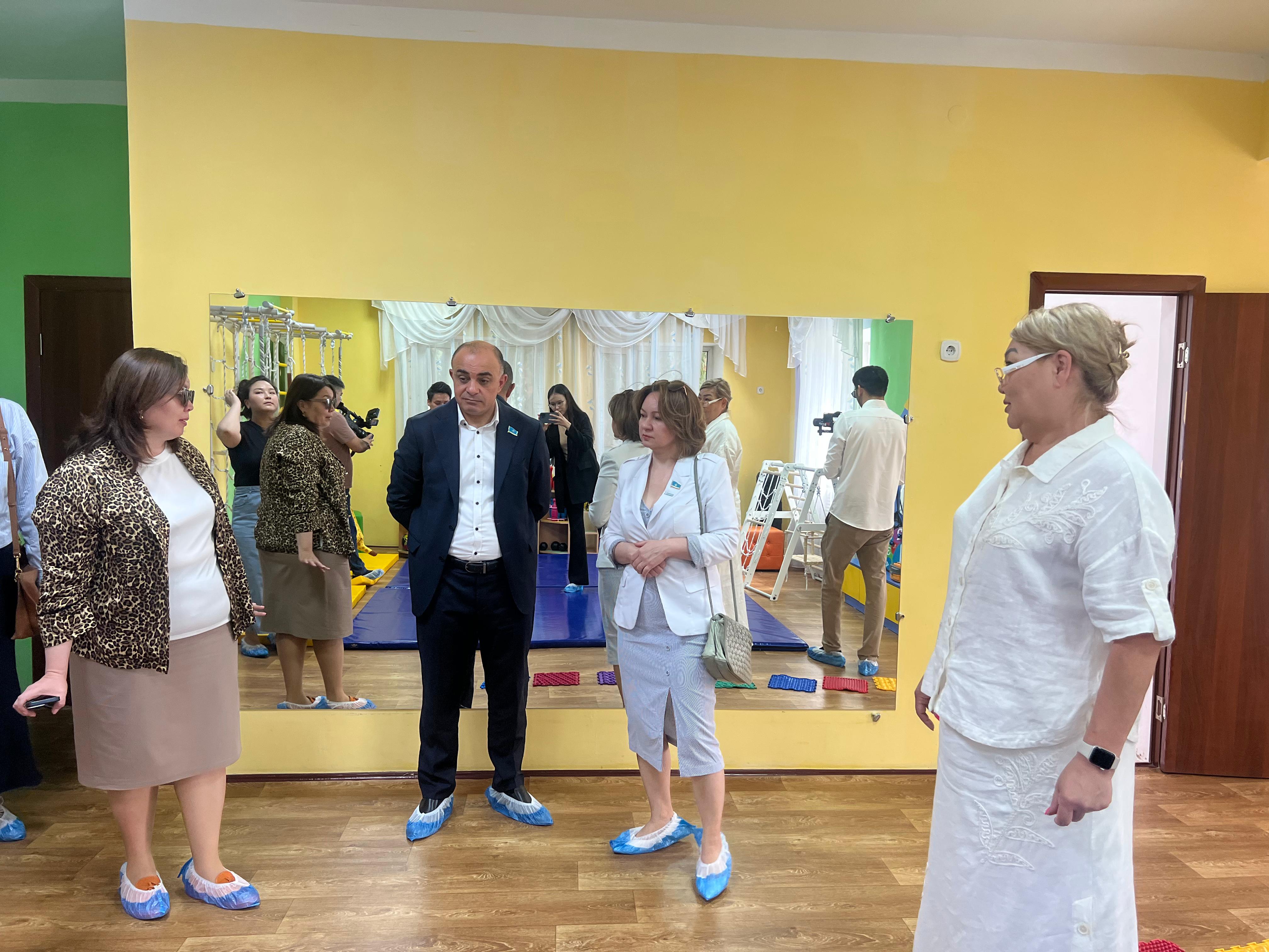 Májilis depýtattary Astanadaǵy balalardy qoldaý ortalyǵyna bardy