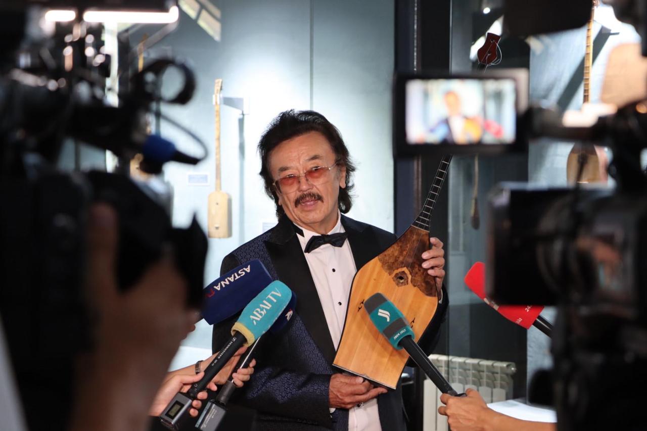 Tanymal kúıshi 30 jyl ustaǵan dombyrasyn mýzeıge tabystady