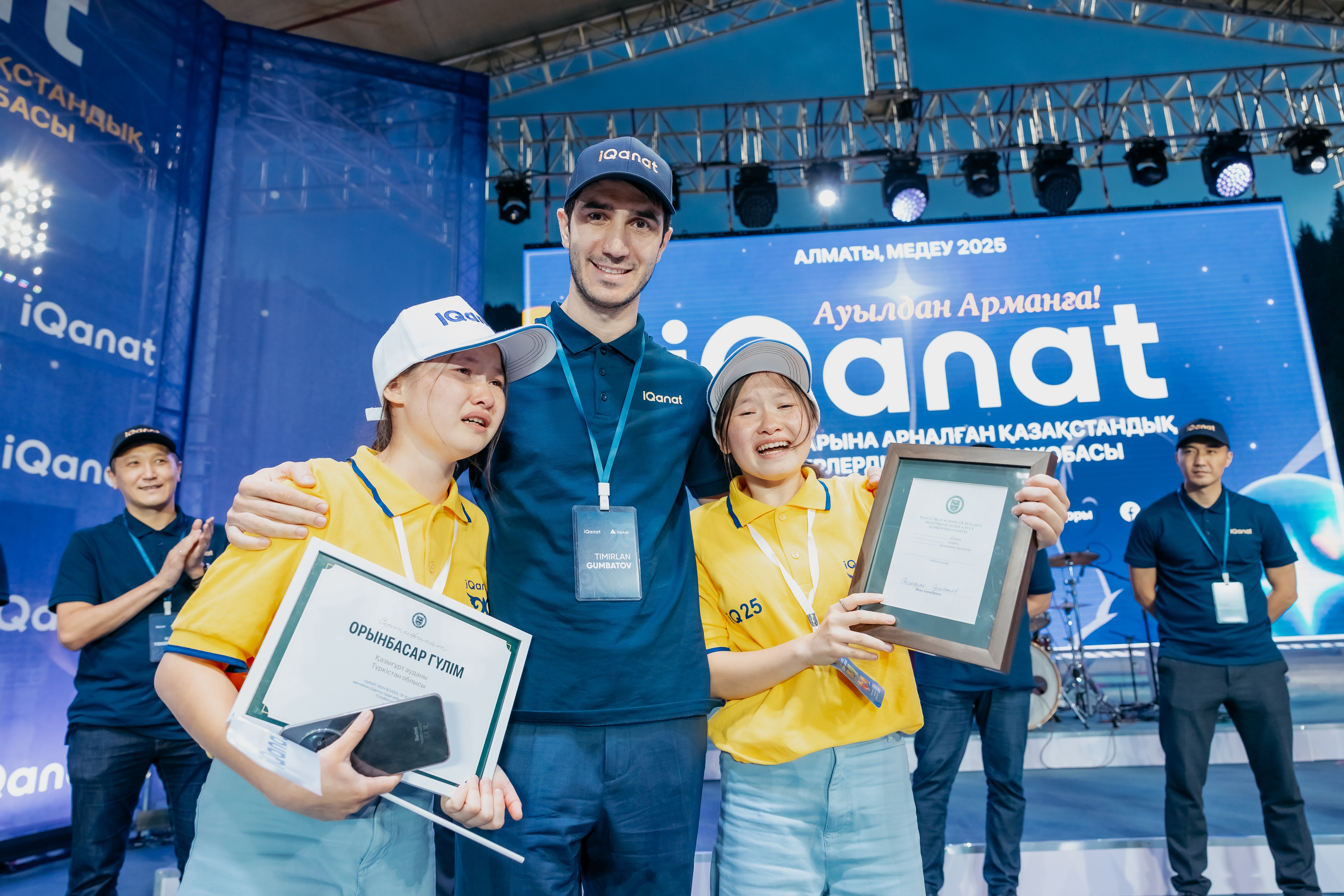Kásipker egiz qyzdardyń jubyn jazbaı, arman mektebine birge oqýǵa túsýge kómektesti
