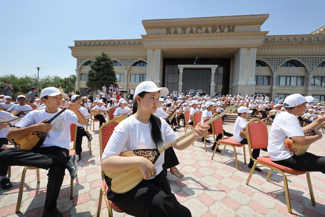 200 oqýshy «Erke sylqym» kúıin tartty