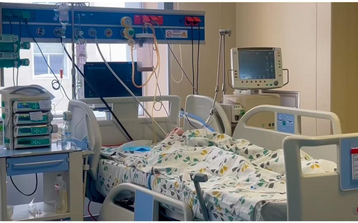 Astanada bir kúnde 4 bala terezeden qulap, ekeýi qaza tapty