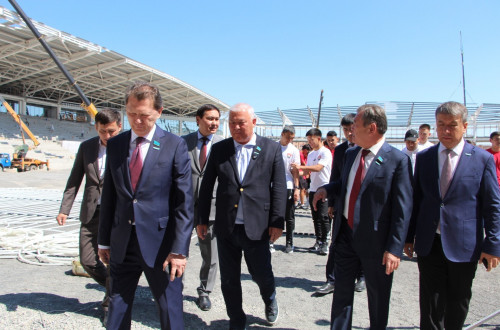 Depýtattar Qyzylordada salynyp jatqan stadıon qurylysymen tanysty