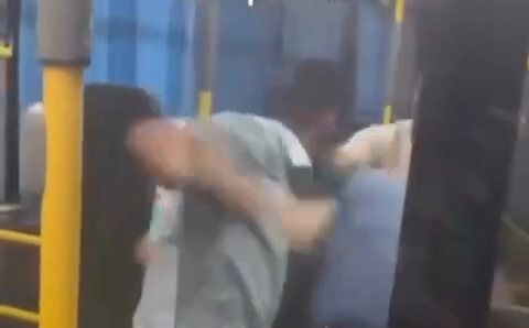 Almaty turǵyny avtobýsta zeınetkerdi soqqyǵa jyqqan