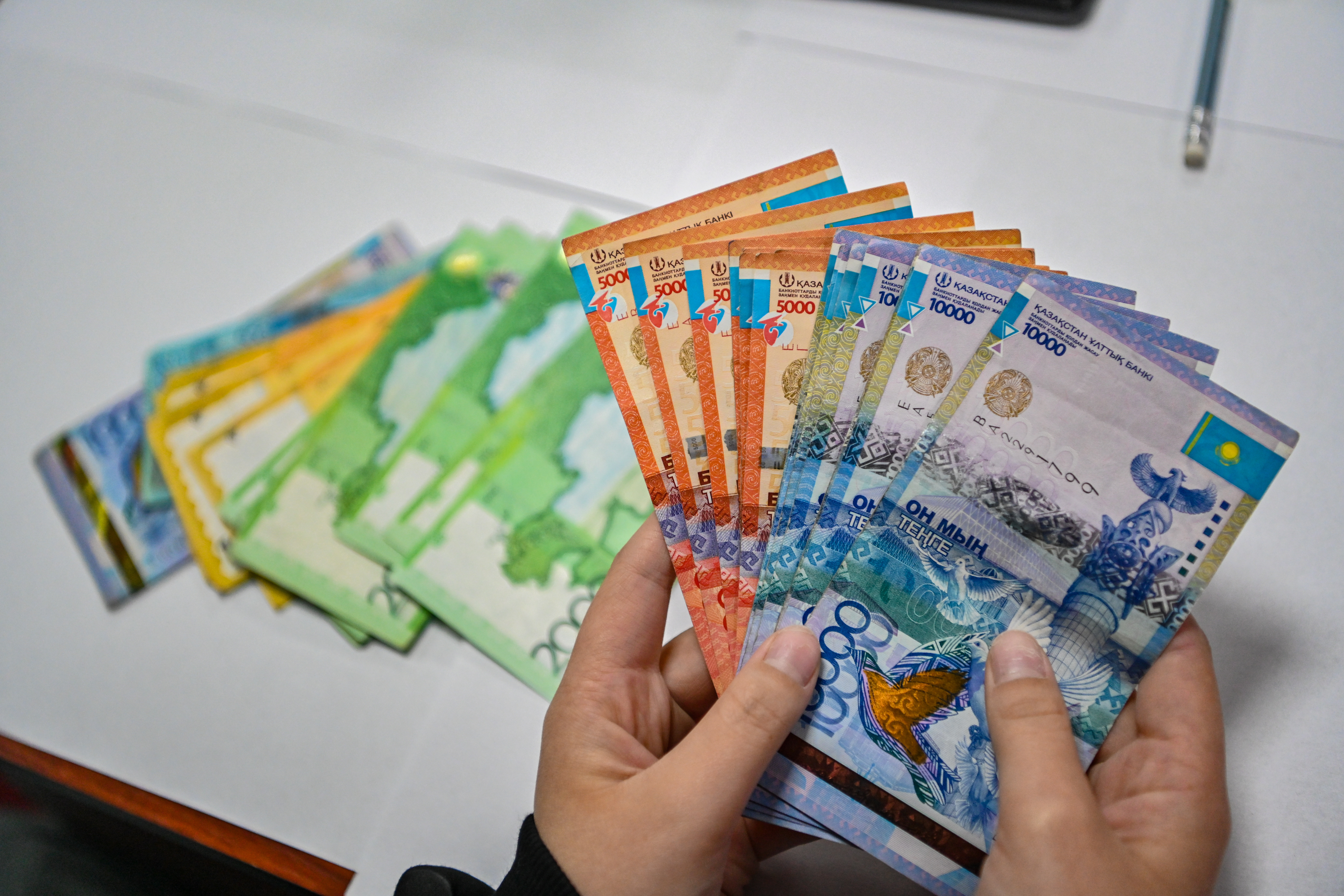 Shymkentte teatr basshysy iri kólemde qarjy jymqyrǵan