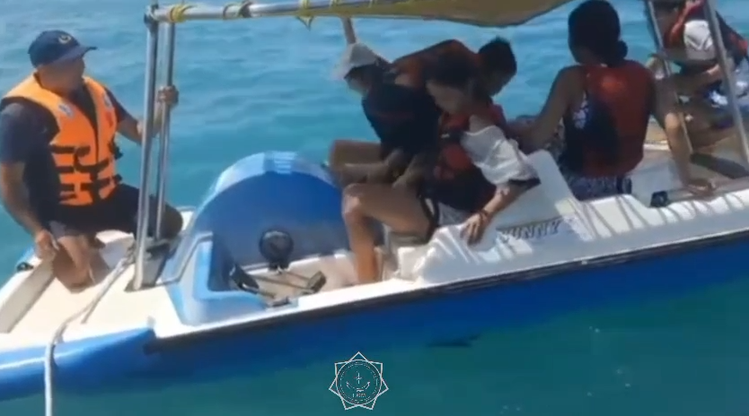 Alakólde adamdar otyrǵan katamaran isten shyqqan