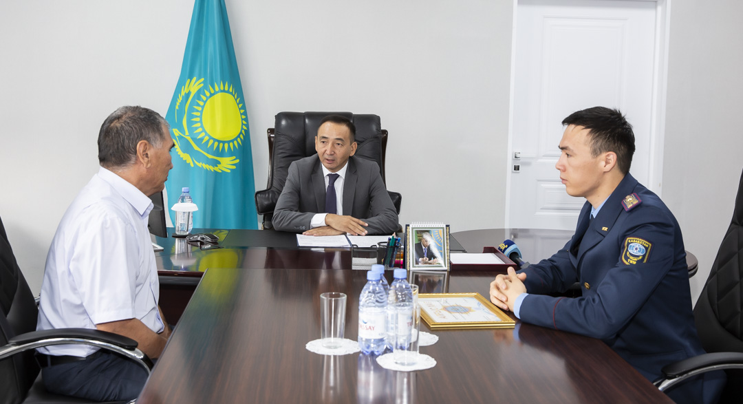 On jasar balany ıtten qutqarǵan azamatqa qurmet kórsetildi