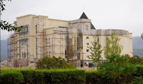 Almaty oblysynda Esik mýzeıi mańyndaǵy vızıt-ortalyq qurylysy toqtap tur