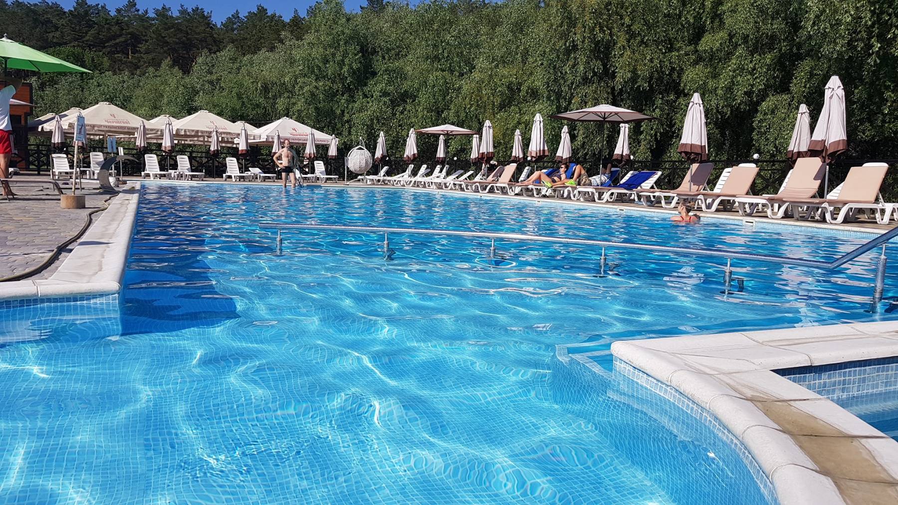 Atyraýda basseındegi hlordan 14 adam ýlandy