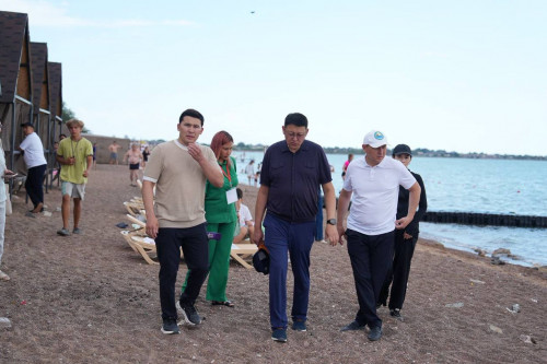 Mınıstr Balqash kóliniń kýrorttyq aımaqtaryn tekserdi