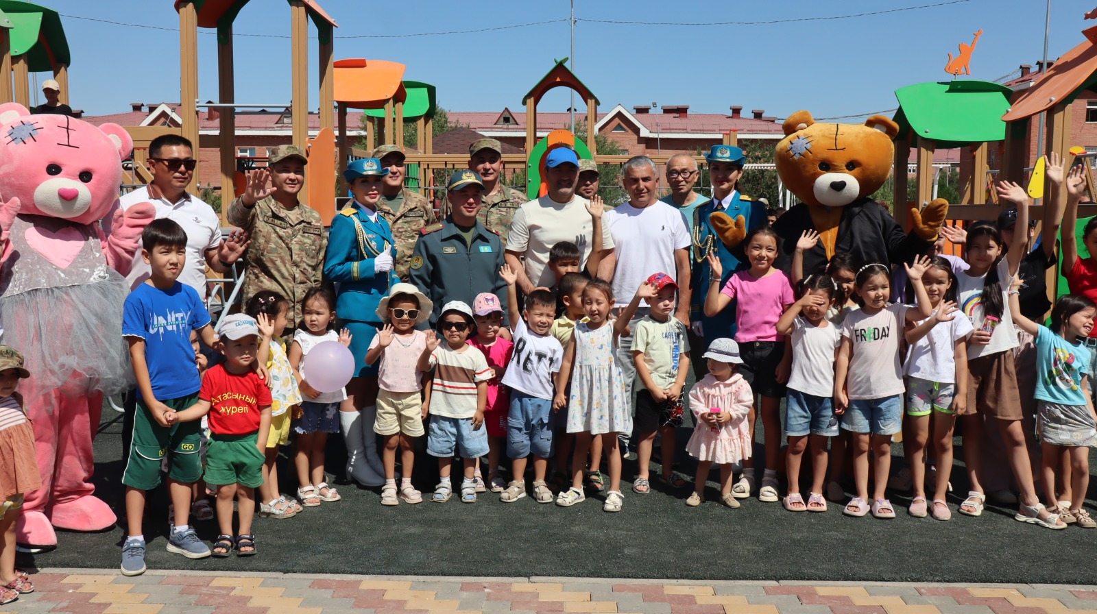 Shymkent garnızonynyń áskerı qalashyǵynda balalar alańy ashyldy