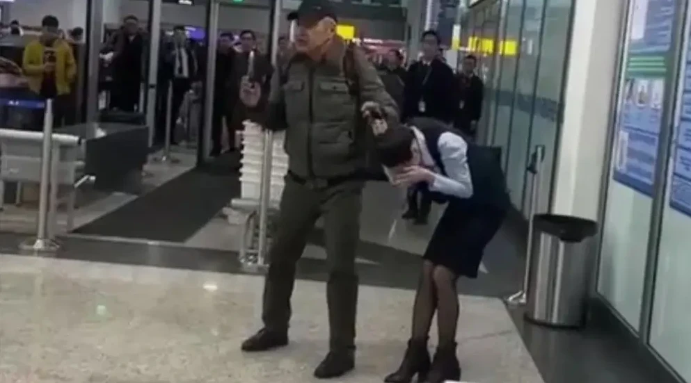 Áýejaı qyzmetkerin kepilge alǵan er adam kinásin moıyndady