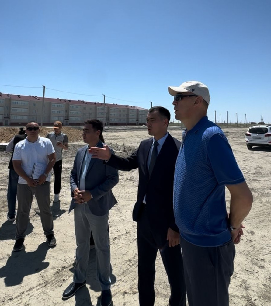 Depýtat Aqqystaýdaǵy toqtap qalǵan turǵyn úı qurylysynyń jaı-kúıimen tanysty