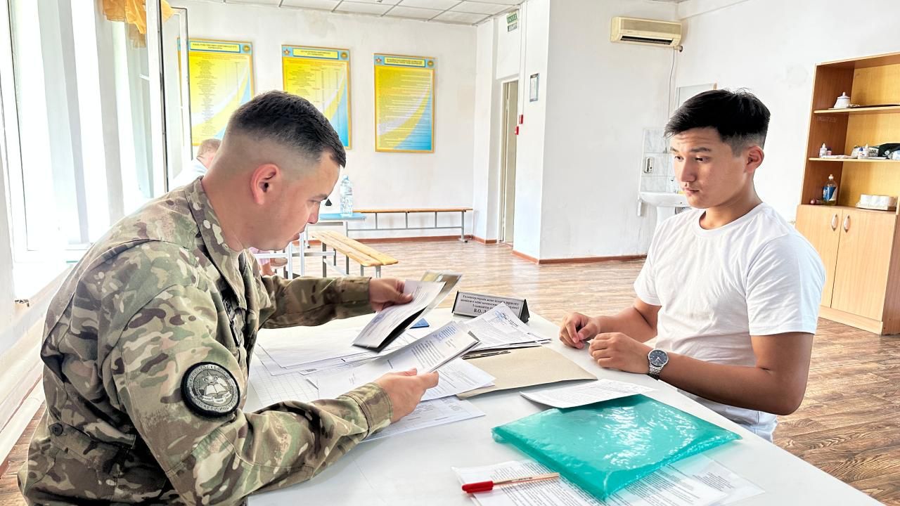 Áskerı oqý oryndaryna qujat qabyldaý bastaldy