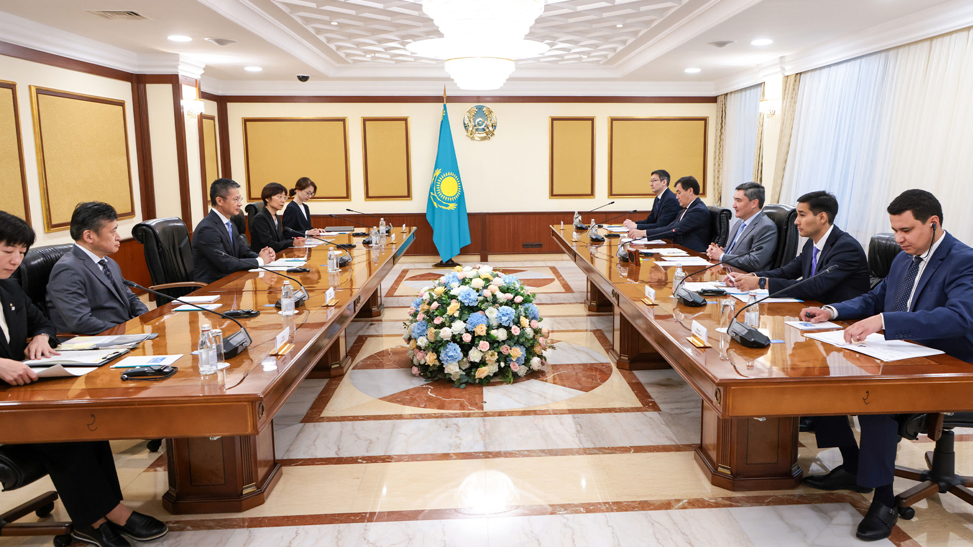 Premer-mınıstr japon gýbernatorymen kezdesti