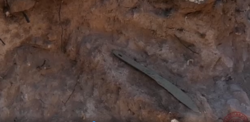 Caq dáýirine tıesili sırek kezdesetin eki qola pyshaq tabyldy