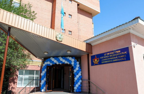 Elordada áskerı emhana ashyldy