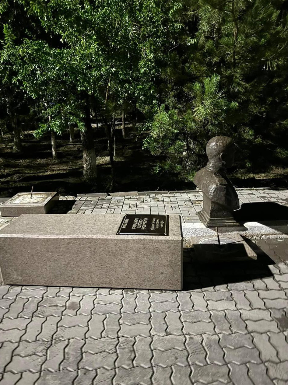 Atyraýda eskertkishtiń astynda qalǵan jasóspirimniń ólimine kináli sottaldy