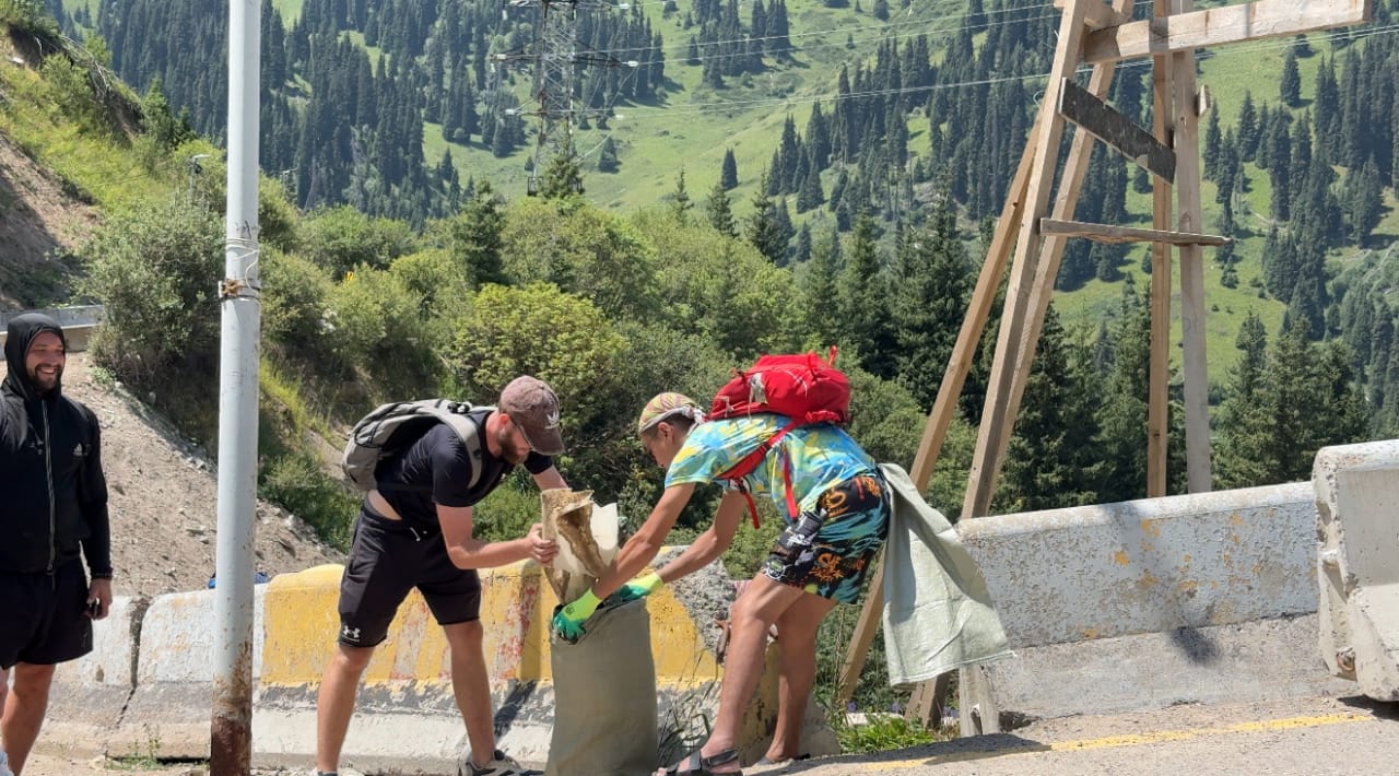 Búgin Shymbulaqtan jarty tonna qoqys shyǵaryldy