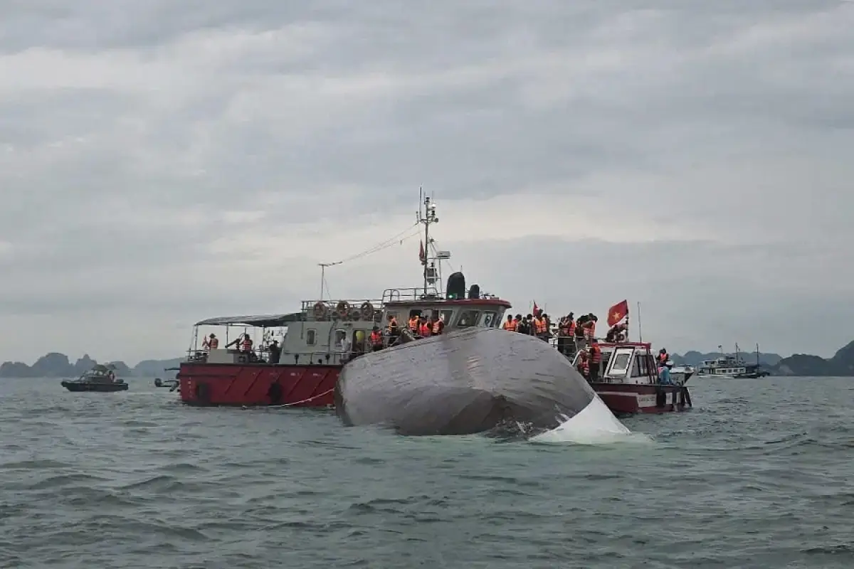 Vetnamda týrıstik keme aýdarylyp, 34 adam qaza tapty