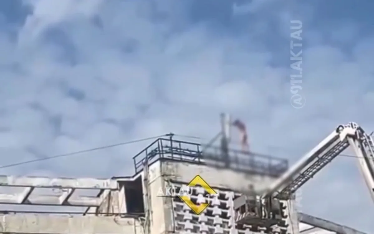 Aqtaýda jalańash er adam 11 qabatty úıdiń tóbesinen sekirip ketti