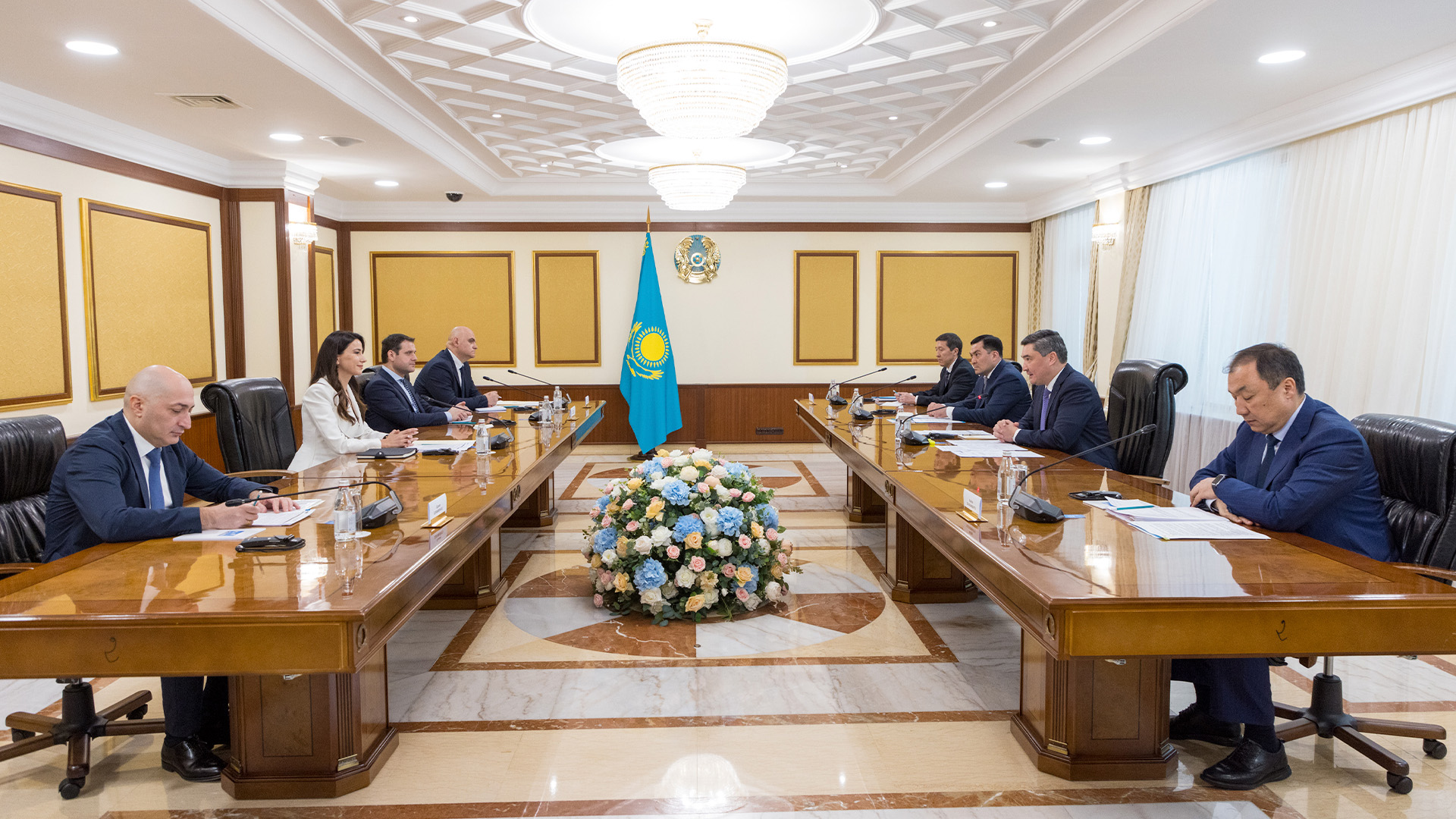 Oljas Bektenov Grýzııanyń ekonomıka mınıstri Marıam Kvrıvıshvılımen saýda-ekonomıkalyq yntymaqtastyqty nyǵaıtý máselesn talqylady