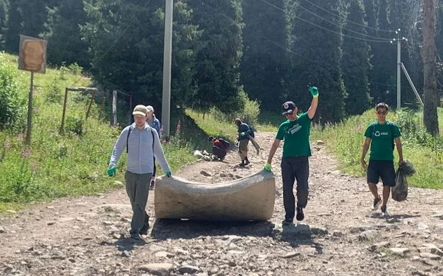 Shymbulaq taýlarynan jarty tonna qoqys shyqty