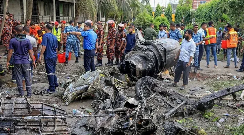 Bangladeshte áskerı ushaq mektep ǵımaratyna qulaǵan